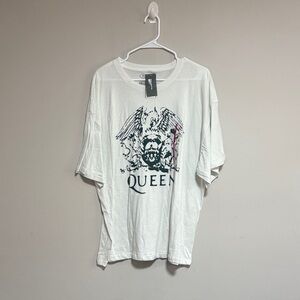 Que White Graphic Tee with Black Design